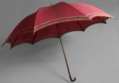 null Rare parapluie, début du XIXe siècle, mât en bois, bec en corne sculpté d'un...