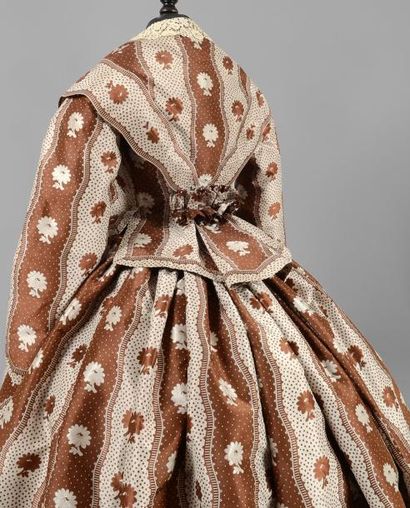 null Robe vers 1855, en taffetas bicolore crème et marron glacé à rayures ondulantes...