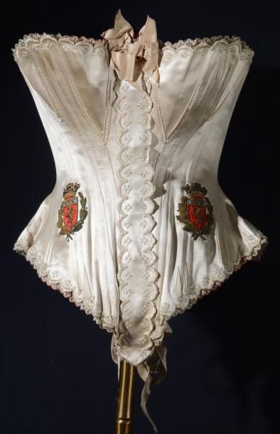 null Curieux corset, vers 1880-1890, en satin de soie crème baleiné. Busc en cuillère...