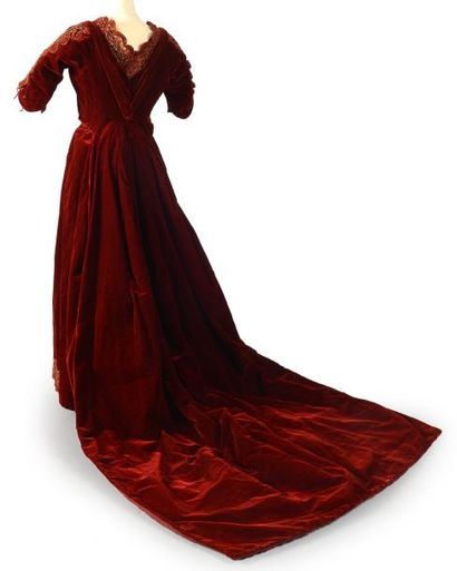 null Robe de bal, vers 1880, en velours de soie rubis, corsage en pointe à manches...
