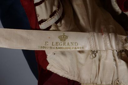 null Robe de bal, vers 1880, en velours de soie rubis, corsage en pointe à manches...