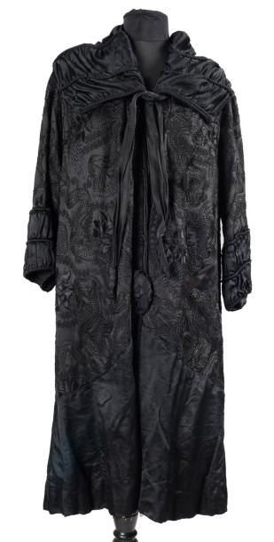 null Manteau griffé au Louvre, vers 1910, satin noir amplement brodé soie ton sur...