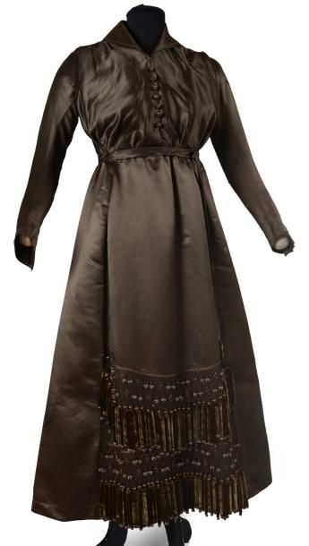 null Robe de dîner, vers 1918-1920, en satin de soie vert bronze; corsage légèrement...