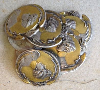 null Ensemble de huit gros boutons vers 1910, en métal fondu argenté et doré, à l'effigie...