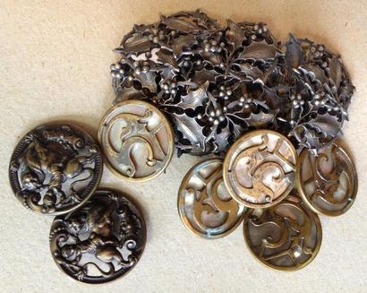 null Trois ensembles de gros boutons en métal vers 1900, 16 en métal estampé repoussé...