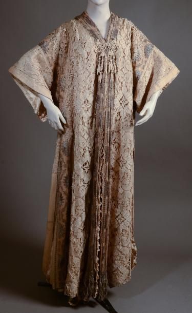 ANONYME Manteau d'intérieur, vers 1910, en shantung sable appliqué de bandes à décor...