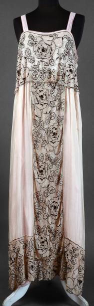 ANONYME Robe du soir, vers 1910-1920, mousseline de soie crème, fond de robe en satin....