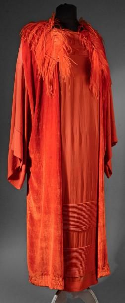ANONYME Robe du soir, vers 1920, fourreau en mousseline de soie orange travaillé...