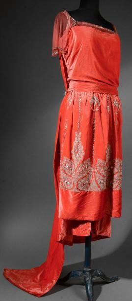 ANONYME Robe du soir, vers 1920-1925, en velours de soie corail corsage drapé sur...