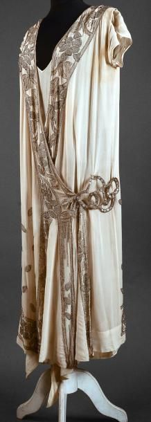 ANONYME Robe du soir vers 1925-1930, robe en mousseline de soie crème, petites manches...