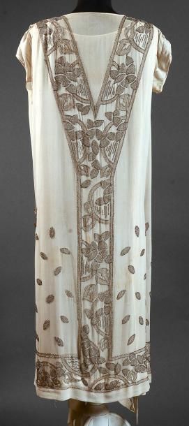 ANONYME Robe du soir vers 1925-1930, robe en mousseline de soie crème, petites manches...