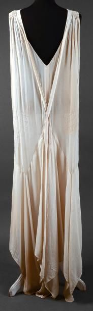 ANONYME Robe du soir, vers 1930, robe sans manches en crêpe de soie crème, bas de...