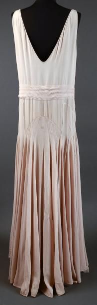 WORTH No59219, robe du soir vers 1930, en mousseline de soie crème, haut sans manches,...