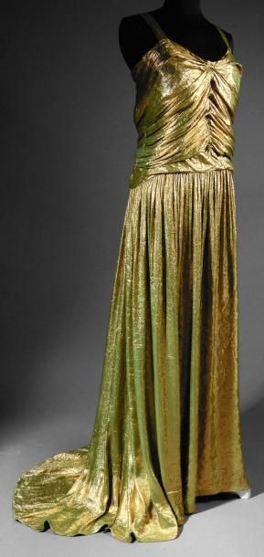 ANONYME Robe du soir vers 1930, en crêpe vert lamé or, bustier à bretelles travaillé...