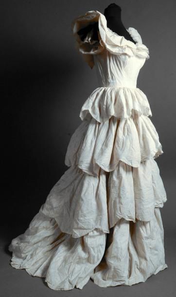 null Robe de bal griffée Vogue, Paris Sao-Paulo, vers 1950, en linon blanc imprimé...
