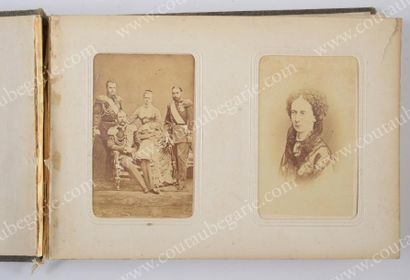 null Famille impériale - Petit album de photographies en percaline noire, contenant...