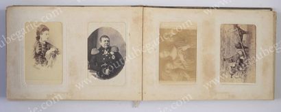 null Famille impériale - Petit album de photographies en percaline noire, contenant...