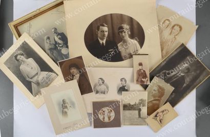 null Famille Royale Grecque. Ensemble de quatorze documents: photographies anciennes,...