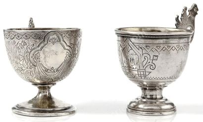 null Lot de deux petits verres à vodka en argent. A décor gravé d'une isba et d'un...