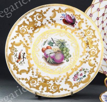 null Assiette en porcelaine, à décor polychrome de fruits dans un médaillon central,...