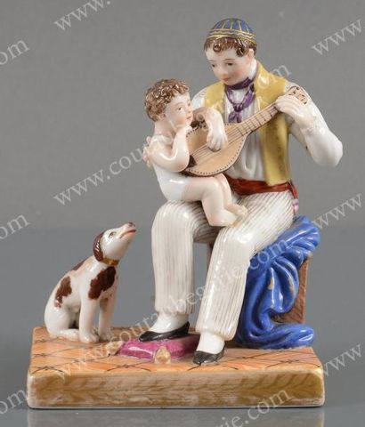 null Groupe de figurines en porcelaine polychrome, représentant un père assis à côté...