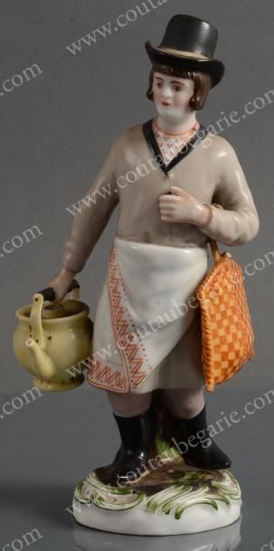 null Figurine en porcelaine polychrome, représentant un marchand de thé debout, tenant...