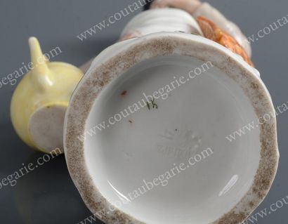 null Figurine en porcelaine polychrome, représentant un marchand de thé debout, tenant...