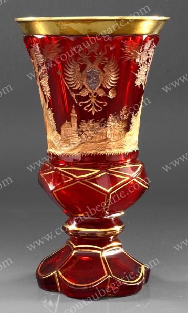 null Vase en cristal rouge, de forme légèrement évasée, à larges pans coupés et décoré...