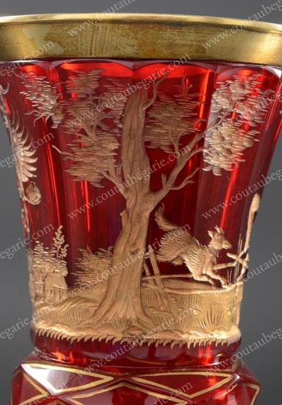 null Vase en cristal rouge, de forme légèrement évasée, à larges pans coupés et décoré...