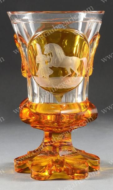 null Vase en cristal doublé de couleur jaune, de forme légèrement évasée, à piédouche...