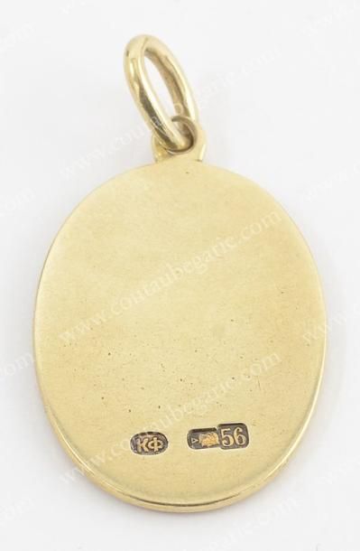 null Médaille pendentif en or. Par Carl FABERGE, Moscou, 1908-1917. De forme ovale...