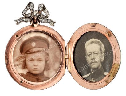 null Médaillon pendentif porte-photographie en or. Par Carl FABERGE, Saint-Pétersbourg,...