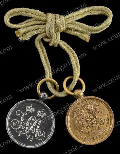 null Lot comprenant deux petites médailles miniatures. L'une, commémorant la guerre...