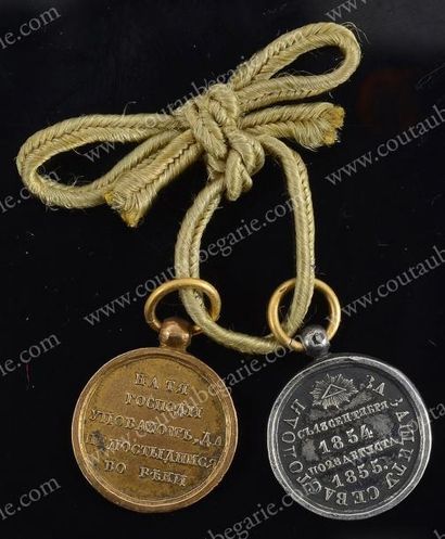 null Lot comprenant deux petites médailles miniatures. L'une, commémorant la guerre...