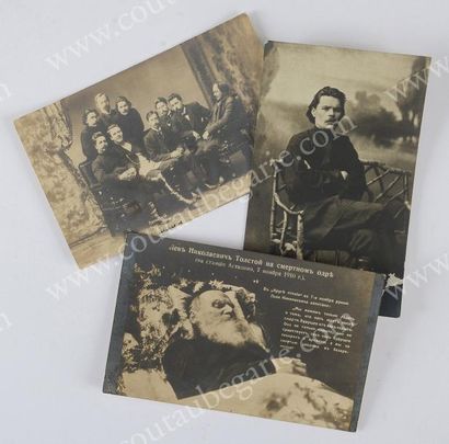 TOLSTOÏ-GORKI Lot de trois tirages photographiques représentant Léon Tolstoï sur...