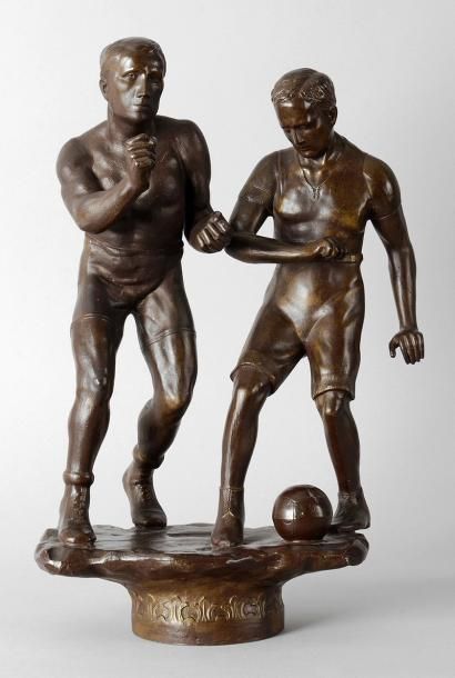 null Sculpture en régule comportant un boxeur et un footballeur. Circa 1920. Patine...
