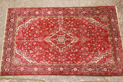 MAHAL-SAROUK (IRAN) Champ rubis à décor floral géométrique 210x130cm