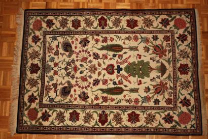 null Original et fin KACHAN-SOOF (Iran), en laine kork Fond ivoire à cyprés 145x103cm...