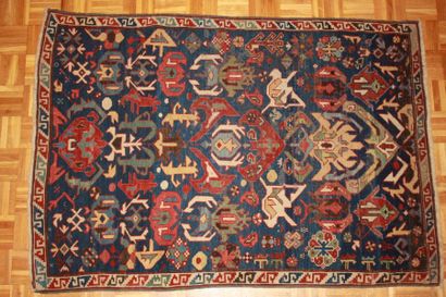 null Original BIDJAR (Caucase), fin 19ème siècle Fond de prusse à crochets stylisés...