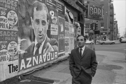 null Aznavour, Charles Tirage noir et blanc argentique sur papier baryté au format...