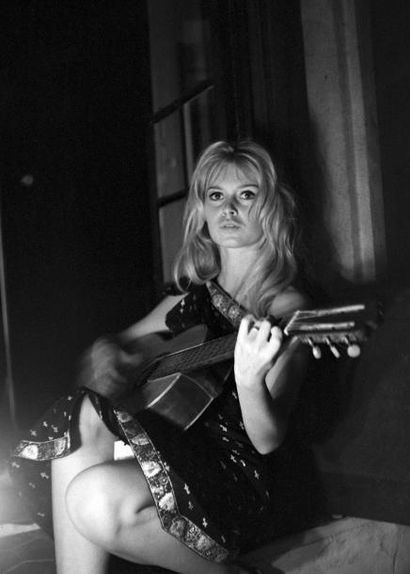 null Bardot, Brigitte Brigitte Bardot à la guitare vers 1958-59. Photographie de...