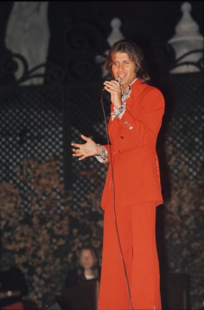 null Brant, Mike Costume de scène rouge coquelicot. 1973 Veste croisée en laine et...