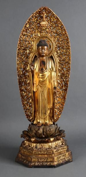 null Sujet en bois laqué et doré représentant le Bouddha Amida, debout sur un socle...