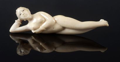 null Sujet en ivoire sculpté, gravé et rehaussé d'encre, dit «femme médecine», représentée...