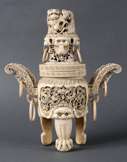 null Objet décoratif en ivoire en forme de brûle-parfum, les trois pieds sculptés...