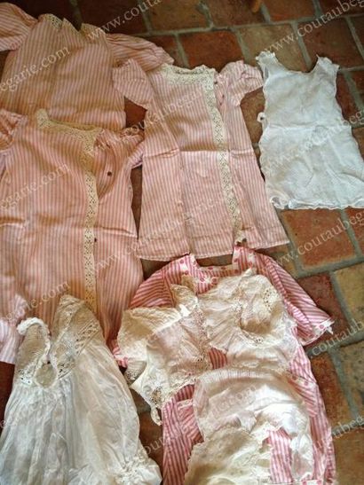 null Réunion de vêtements de petites filles, 1890-1920 environ, blouse et trois robes...