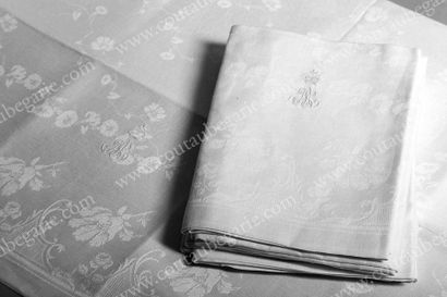 null Nappe et ses douze serviettes en lin damassé, seconde moitié du XIXe siècle,...