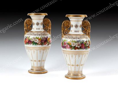 SÈVRES Paire de vases forme Hyacinthe 1830 en porcelaine, à décor d'une couronne...