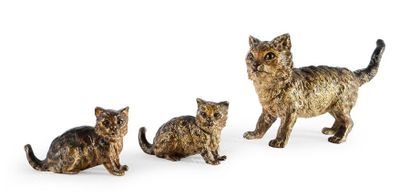 null BRONZE DE VIENNE Trois chatons dont un formant encrier. H.: 6 cm et 12 cm