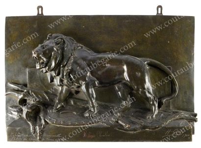 HYPPOLITE MARIUS GALY Lion marchant, bas relief en bronze à patine brun vert. H.:...